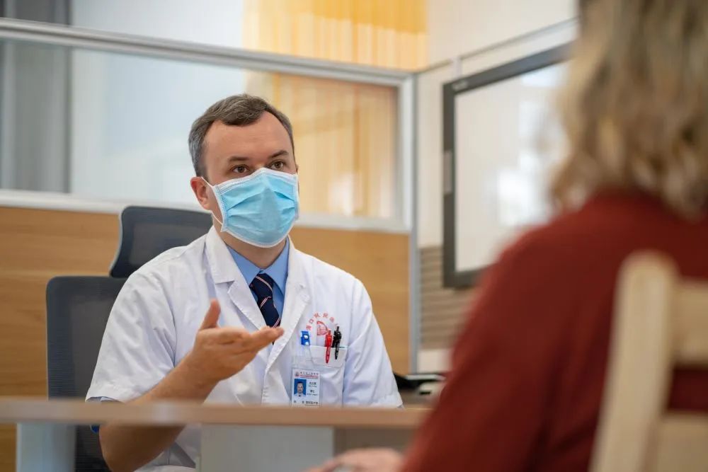 Hospital Introduction & Medical Care Guide 3 From \"Treating Illness\" to \"Winning Fans\": Hainan\'s Open Medical Services Earn Praise from International Patients